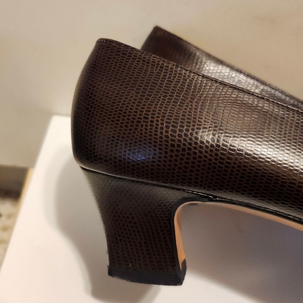 Salvatore Ferragamo Brown Florentine Leather Classic Pumps Sz. 9.5B Ret. $795 - Picture 10 of 12